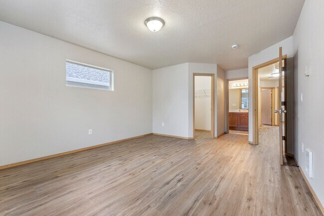 Building Photo - Beautiful 4bed/2.5bath - 1/2 OFF First months rent!