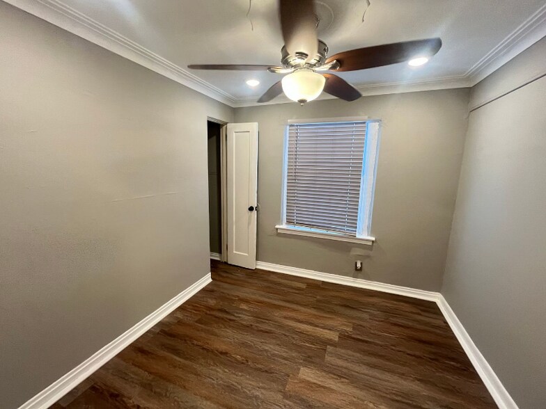 Building Photo - 2505 Crescent Ave