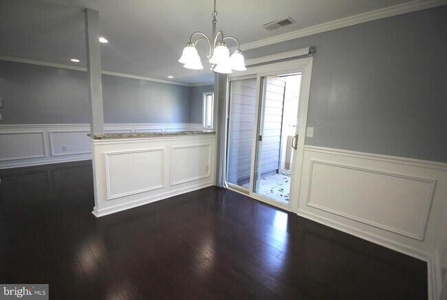 Building Photo - 3121 Sayre Dr