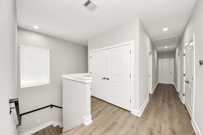 Building Photo - 410 E 41st St