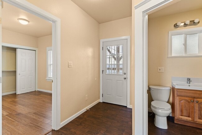 Building Photo - Utilities Included! Bright 1BD w/ Granite Kitchen & Plank Flooring