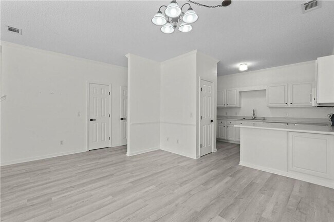 Building Photo - Spacious 3-Bedroom Townhouse in Prime Savannah Location, Move-in Special: FREE RENT for December!!