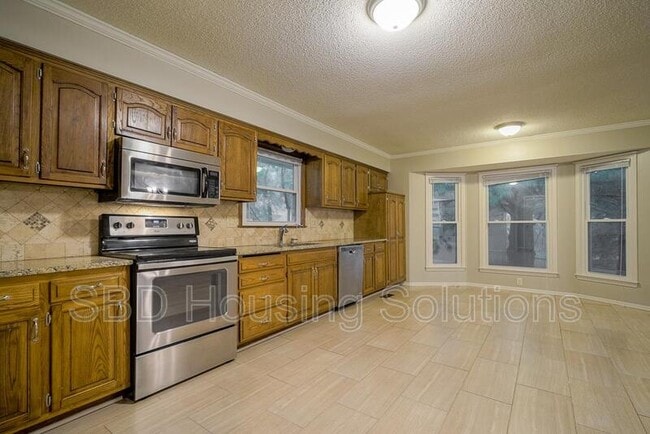 Building Photo - 405 SE Dales Ct