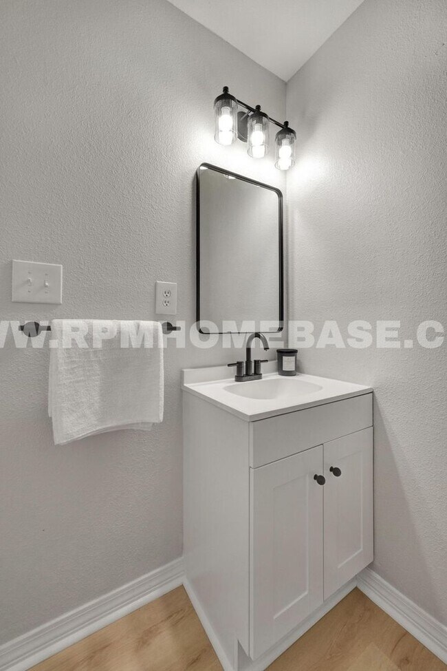 Building Photo - Fully Renovated 5-Bedroom Home with Modern...