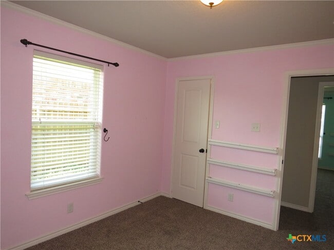 Building Photo - 2604 Hector Dr
