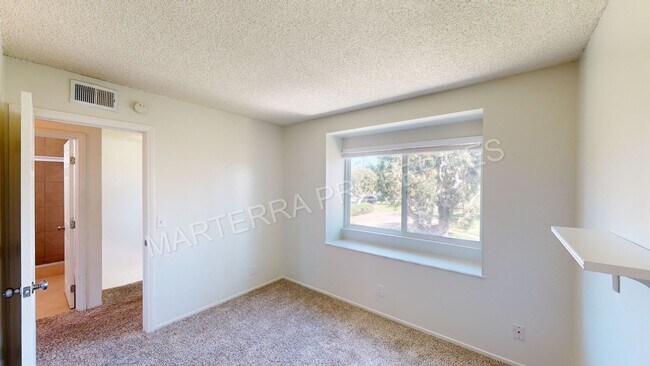 Building Photo - Large 3 Bedroom Townhome!