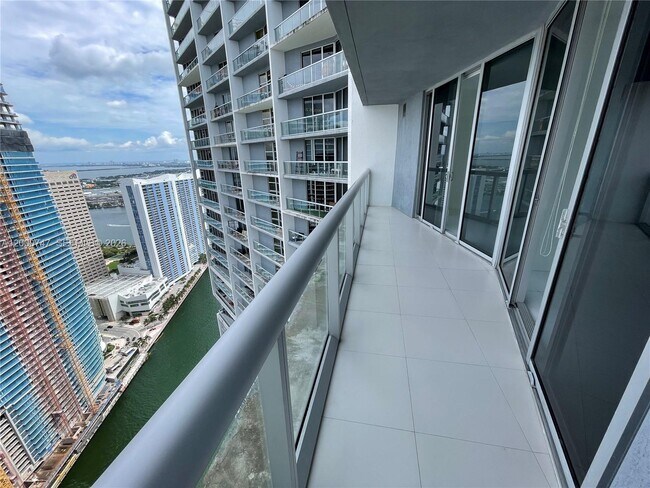 Building Photo - 475 Brickell Ave