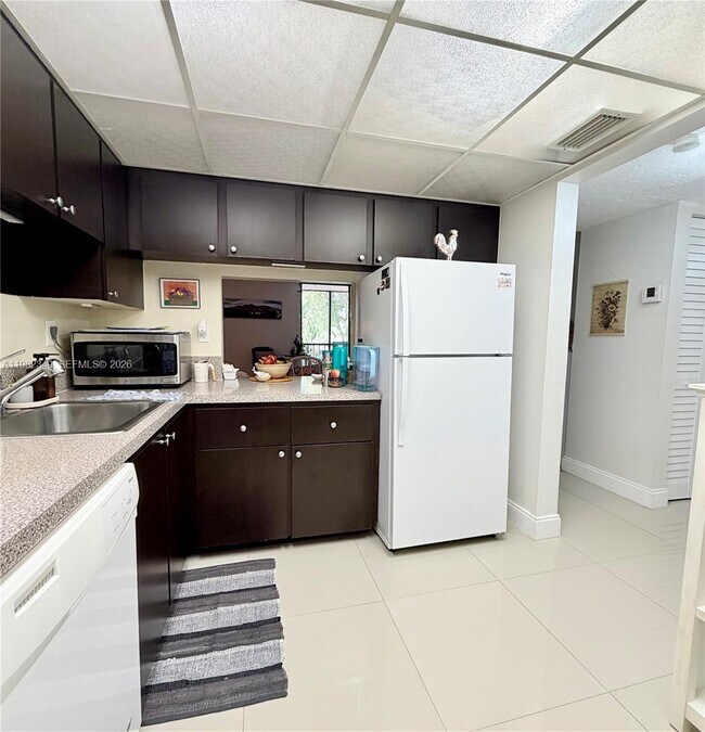 Building Photo - 450 Commodore Dr