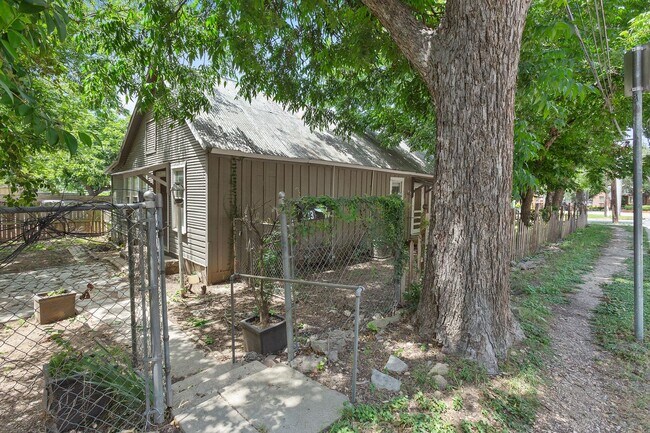 Building Photo - 333 W Hutchison St