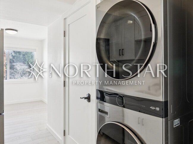 Building Photo - Remodeled Condo in the Heart of Old Town Lake Oswego