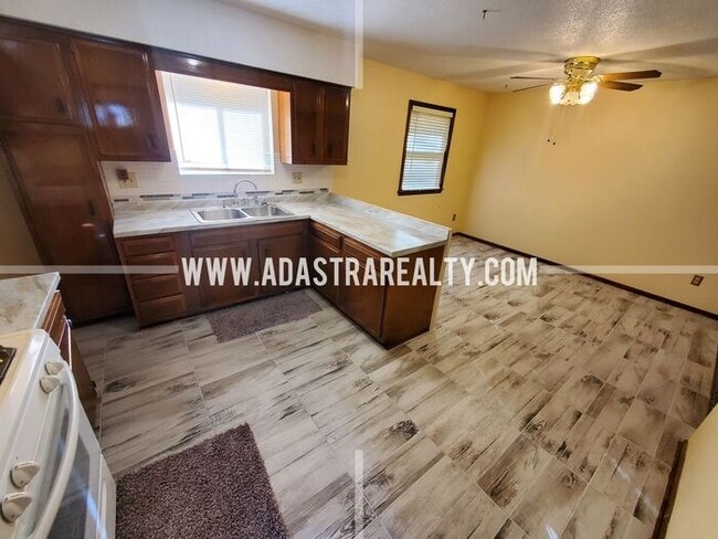 Building Photo - Very Nice Home in South KCMO-Available NOW!!