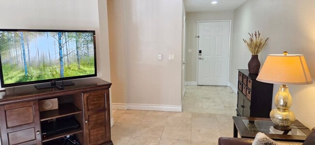 Building Photo - Short or long term available! Beautifl furnished 1 bedroom located in the heart of the strip!