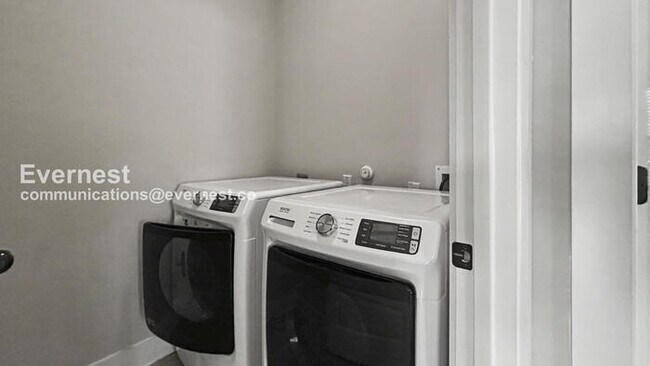 Building Photo - 3 Bed, 2 Bath Home with Fenced Yard & Garage / Pet-Friendly / Available Now!