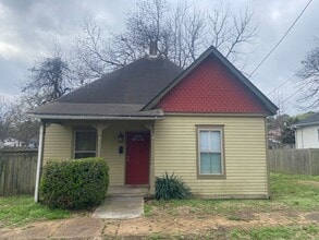 Building Photo - Charming 2bed/2bath Home