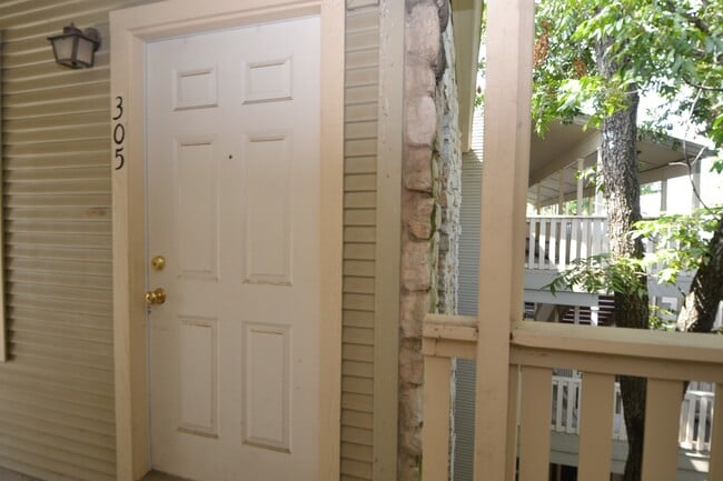 Building Photo - 4401 Speedway- Free Cable and Internet-Available for August!