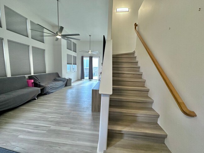 Building Photo - Modern & Custom 3 Bedroom / 2.5 Bathroom H...