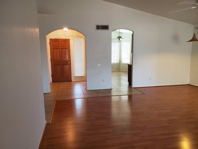 Building Photo - 510 W Sereno Dr