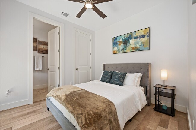 Building Photo - 5914 Val Verde St