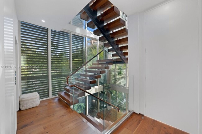 Building Photo - 819 2nd St