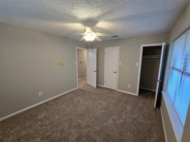 Building Photo - 402 Greenwood Dr