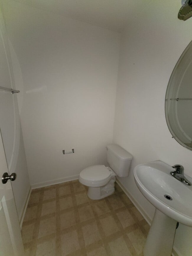 Building Photo - 3 BR townhome in Jamestown!