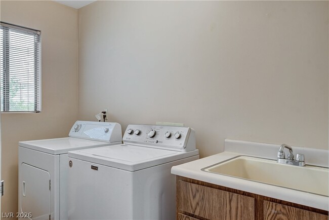 Building Photo - 3223 Pinehurst Dr