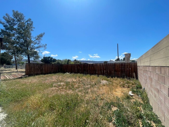 Building Photo - Quartz Hill 3 Bedroom 2 Bathroom