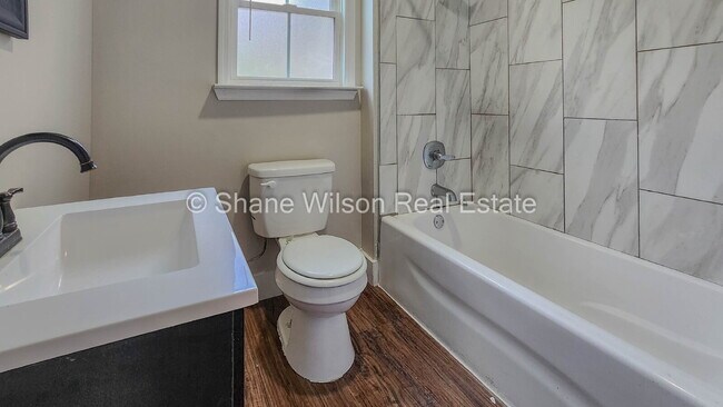 Building Photo - Cute little 2 BR / 1 BA up for lease!