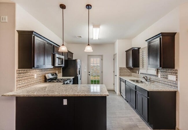 Building Photo - East El Paso 3bed/2bath Refrig A/C in Gated Community with Pool Access!