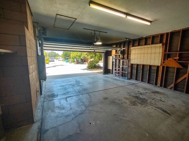 Building Photo - 3 bedroom, 2 bath home in the desirable be...