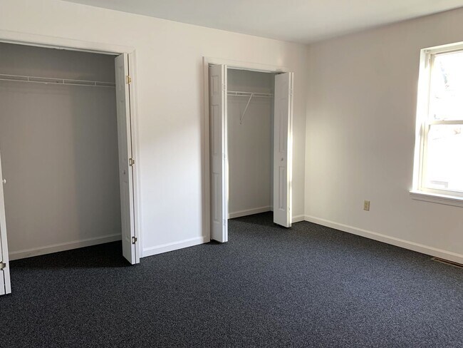 Building Photo - PERFECT COLLEGE RENTAL ONLY A HALF MILE FR...