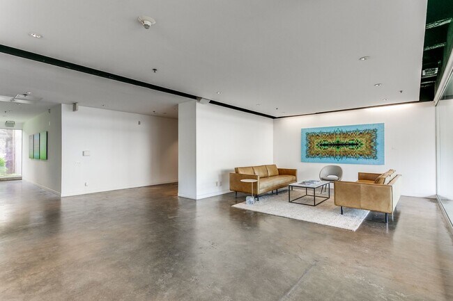 Building Photo - FANTASTIC 2-BEDROOM KING WILLIAM CONDOMINIUM