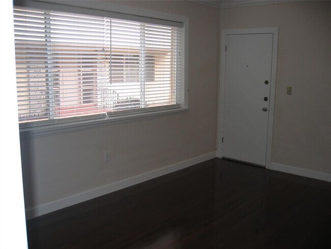 Building Photo - 115 Antiquera Ave