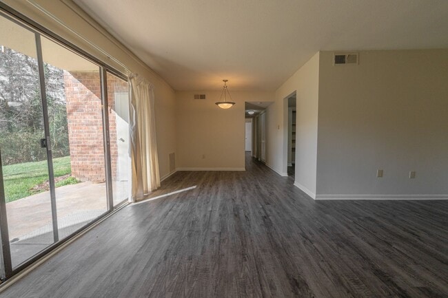 Building Photo - Charming 2 Bedroom Condo Living in the Heart of Chapel Hill