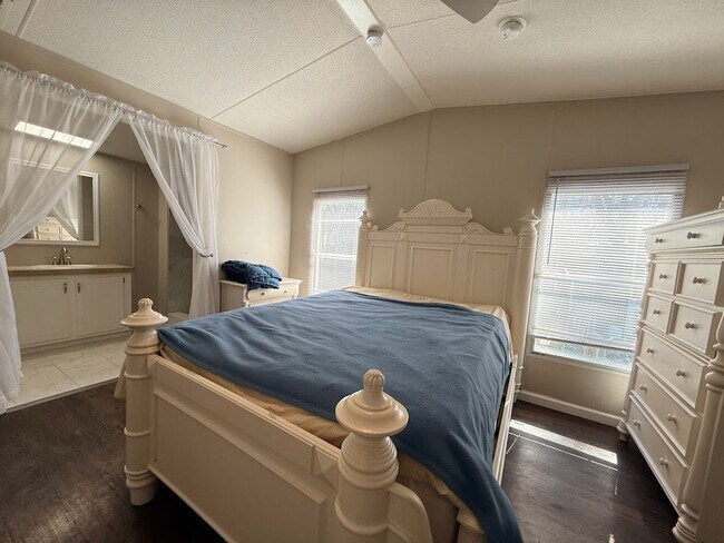 Building Photo - Super Cute 2/2 on almost half acre!