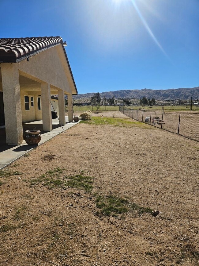 Building Photo - STUNNING CUSTOM APPLE VALLEY HOME