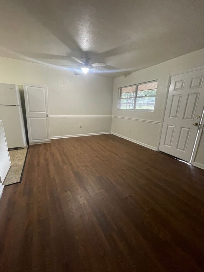 Building Photo - One bedroom, 1 bath Apartment on Airport Drive!