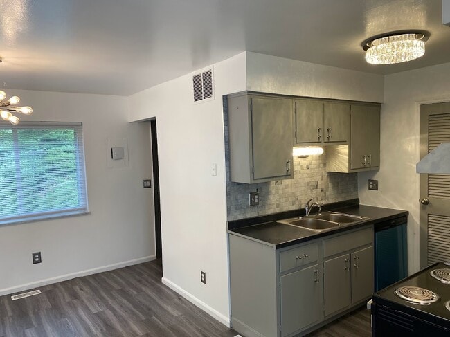 Building Photo - 3006 Benchwood Rd