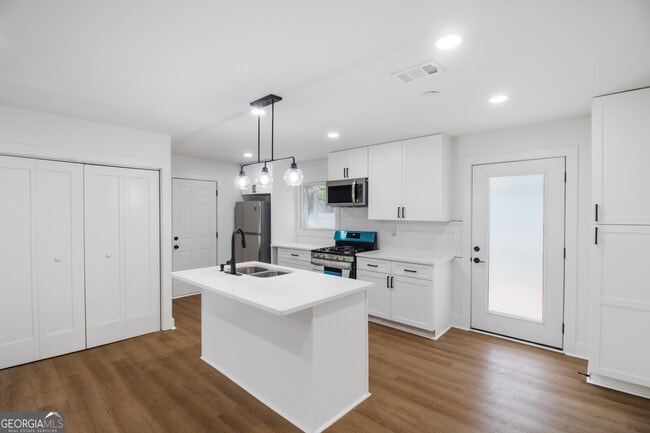 Building Photo - 2148 Green Forrest Dr