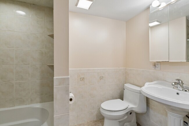 Building Photo - 648 Shermer Rd