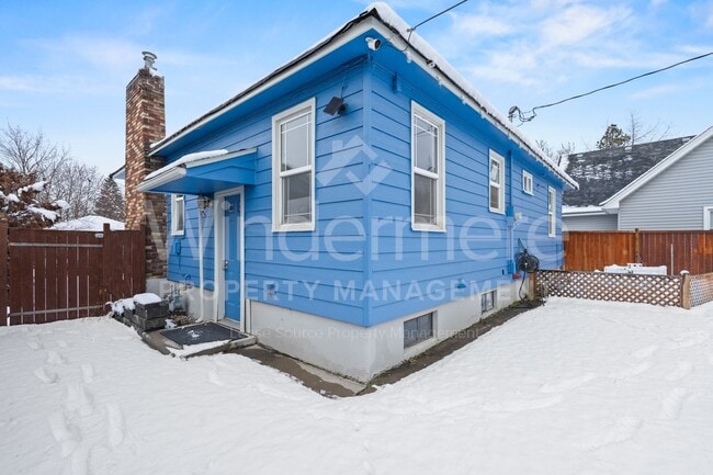 Building Photo - *MOVE IN SPECIAL * 1ST FULL MONTH FREE* Great 3-Bedroom Home IN The Garland District