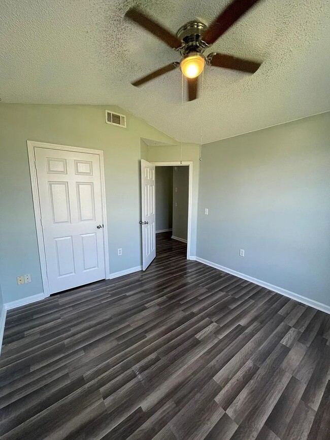 Building Photo - 3 Bedroom, 2 Bathroom Home available in Ma...