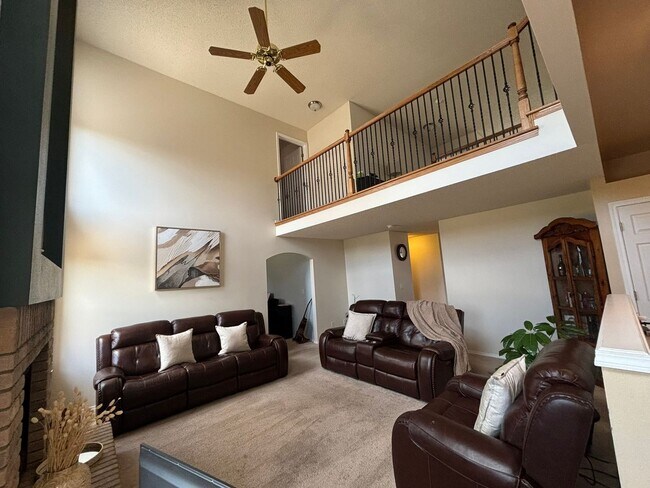 Building Photo - Meticulsly Maintained 5 Bedroom, 4 Bathroom Home