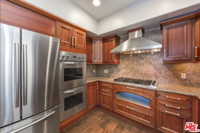 Building Photo - 11547 Rochester Ave