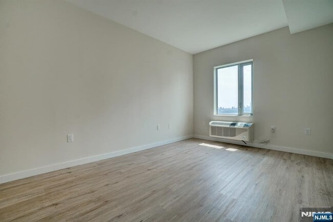 Building Photo - 69 Main St