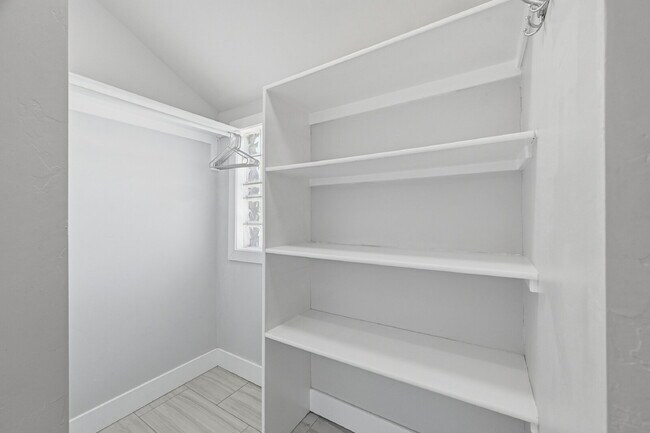 Building Photo - $2,495.95 - 2 Bed, 2 Bath Townhome In Denver with Central AC and In Unit Laundry!