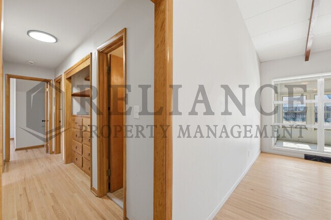 Building Photo - 2541 W Benjamin Dr