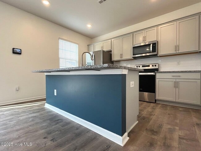 Building Photo - 275 Roberts Pl