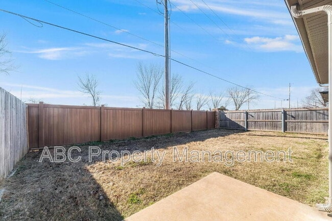 Building Photo - 3307 SW Hillstone Ave