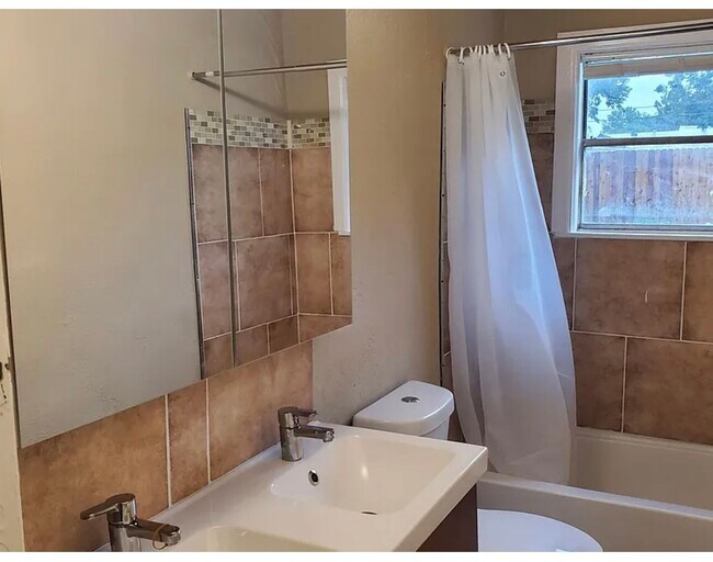 Building Photo - 5131 Lyndhurst Dr